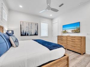 una camera da letto con un letto grande e un ventilatore a soffitto di Casita Grayton a Santa Rosa Beach Altre 38 foto