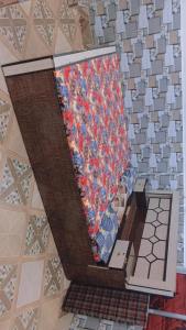 une salle Lego avec un mur en mosaïque dans l'établissement Sunrise Plaza ( ठहरने का उत्तम प्रबंध), à Deoghar 1 autre photo