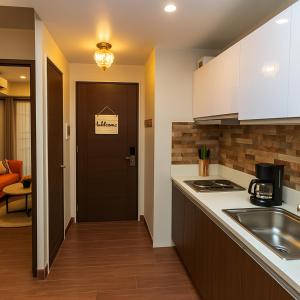 Η κουζίνα ή μικρή κουζίνα στο Skyline escape luxury makati gym swim parking 4649