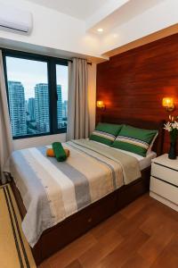 Ένα ή περισσότερα κρεβάτια σε δωμάτιο στο Skyline escape luxury makati gym swim parking 4649