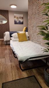 Giường trong phòng chung tại Boxford Lodge - Serviced Apartment in Bracknell, near Ascot & Windsor, Free Parking