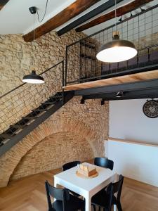 una sala da pranzo con tavolo e 2 luci di La Piazzetta Panoramic Apartment a Veroli Altre 14 foto