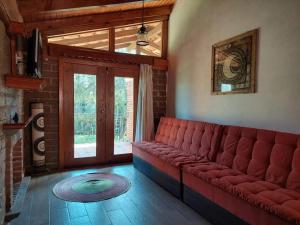 Zona d'estar a cabaña el rio la grande