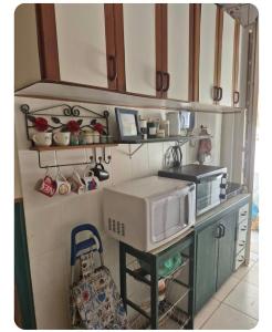 una cocina con fregadero y microondas en Quarto 1 na Glória, en Río de Janeiro 2 fotos más