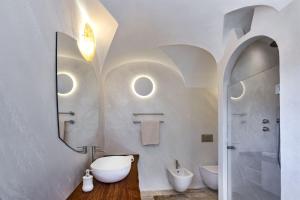 Et badeværelse på Villa Pevero Vista Mare Con Piscina e Palestra