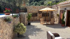 Κήπος έξω από το OLIVE QUEEN Rustic Estate