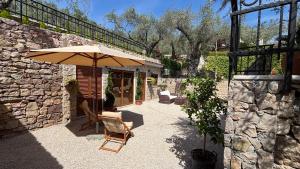 Κήπος έξω από το OLIVE QUEEN Rustic Estate