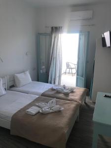 A bed or beds in a room at Cactus Beach Paros