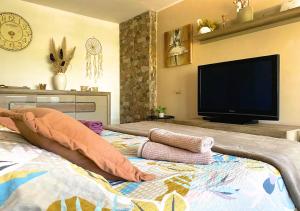 ein Schlafzimmer mit einem Bett und einem Flachbildfernseher in der Unterkunft Balcony and Parking, 1min to Shop, Near Beach in Pula