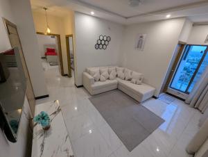 - un salon avec un canapé dans l'établissement SS Homes 2BHK, à Rawalpindi