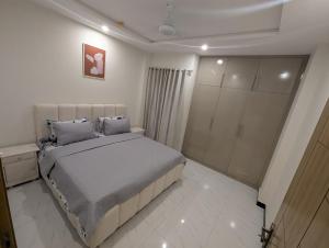 une chambre avec un grand lit dans une pièce dans l'établissement SS Homes 2BHK, à Rawalpindi