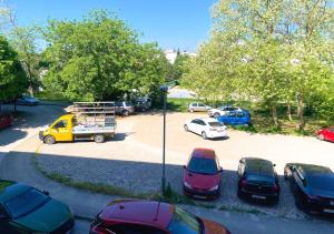 eine Gruppe von Autos auf einem Parkplatz geparkt in der Unterkunft Balcony and Parking, 1min to Shop, Near Beach in Pula
