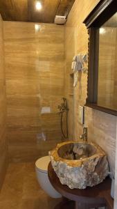 Ένα μπάνιο στο OLIVE QUEEN Rustic Estate