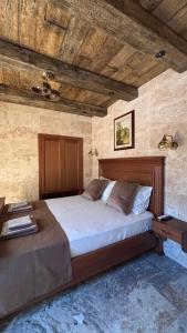 Ένα ή περισσότερα κρεβάτια σε δωμάτιο στο OLIVE QUEEN Rustic Estate