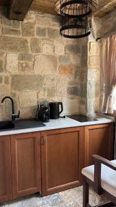 Η κουζίνα ή μικρή κουζίνα στο OLIVE QUEEN Rustic Estate