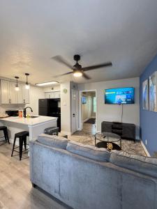 a living room with a couch and a kitchen at 4 STATE FAIR l DT Dallas l FIFA READY l Staycation 1Bd1Ba in Dallas