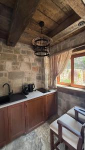 Η κουζίνα ή μικρή κουζίνα στο OLIVE QUEEN Rustic Estate