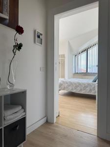 een witte kamer met een slaapkamer met een bed bij Villa Angelina in Aquino +36 foto's