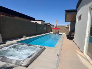 una gran piscina al lado de un edificio en Comfy Casita Private Apartment with Shared Backyard, en Hurricane