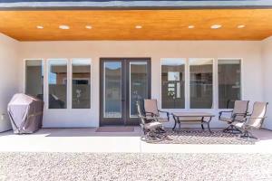 Un patio con una mesa y sillas frente a un edificio. en Comfy Casita Private Apartment with Shared Backyard, en Hurricane