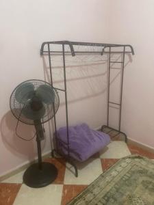 Una habitación con un ventilador y una almohada en el suelo. en Residence meknes, en Meknès 1 foto más