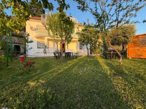 En hage utenfor Meti guest house