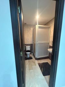 un baño con inodoro y lavabo en Modern Apartment in Casablanca & beach Access, en Casablanca