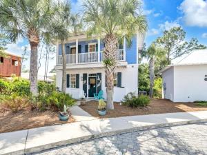 une maison avec des palmiers devant dans l'établissement Blue Sky Bungalow 156, à Seagrove Beach