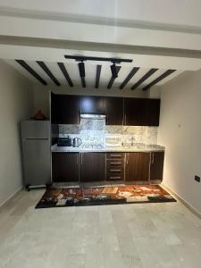 una cocina vacía con encimera y nevera en Modern Apartment in Casablanca & beach Access, en Casablanca
