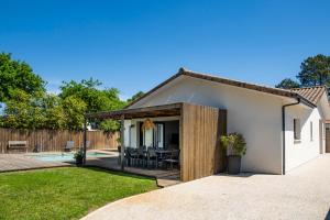 una piccola casa con terrazza e patio di Superbe villa avec piscine a Le Teich