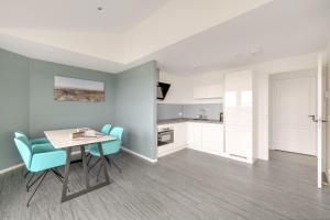 Kuchyň nebo kuchyňský kout v ubytování Appartement De Strandjutter - Residence Kabbelaarsbank (4 P) -not for companies