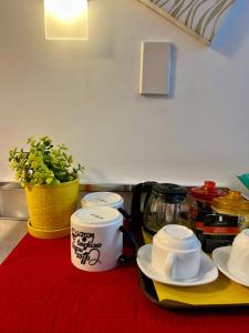 Příslušenství pro přípravu čaje a kávy v ubytování Cebu Sweet Staycation 1 bedroom condo
