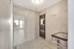 Un baño con cabina de ducha y lavabo. en Appartement Aalscholver - Residence Kabbelaarsbank (4 P) - not for companies, en Ouddorp 27 fotos más