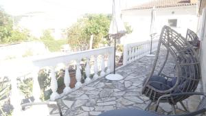 Rõdu või terrass majutusasutuses ELENA APARTMENTS ITHACa