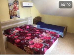 a bedroom with two beds with flowers on it at Come here in Kuchkisabano +26 photos