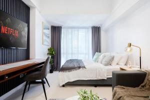 Postel nebo postele na pokoji v ubytování Furnished Studio Rental in Prime Cebu IT Park with Gym, Pool, Fast WiFi and Netflix