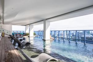 Furnished Studio Rental in Prime Cebu IT Park with Gym, Pool, Fast WiFi and Netflixの敷地内または近くにあるプール