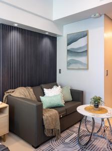 Furnished Studio Rental in Prime Cebu IT Park with Gym, Pool, Fast WiFi and Netflixにあるシーティングエリア