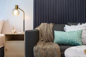 Furnished Studio Rental in Prime Cebu IT Park with Gym, Pool, Fast WiFi and Netflixにあるベッド