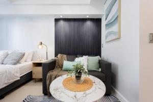 Furnished Studio Rental in Prime Cebu IT Park with Gym, Pool, Fast WiFi and Netflixにあるシーティングエリア