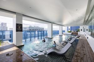 Furnished Studio Rental in Prime Cebu IT Park with Gym, Pool, Fast WiFi and Netflixの敷地内または近くにあるプール
