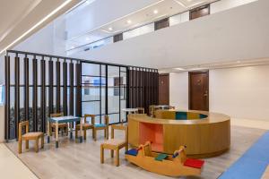 Furnished Studio Rental in Prime Cebu IT Park with Gym, Pool, Fast WiFi and Netflixにあるシーティングエリア