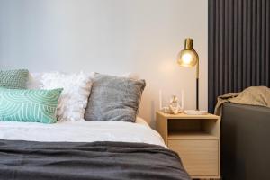 Furnished Studio Rental in Prime Cebu IT Park with Gym, Pool, Fast WiFi and Netflixにあるベッド