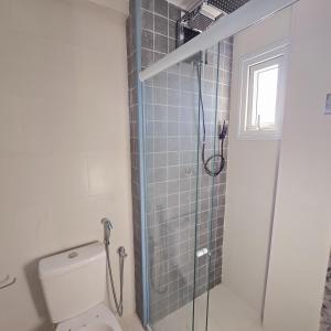 een badkamer met toilet en glazen douche bij Pedra do Sal Privilege in Salvador