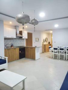 Η κουζίνα ή μικρή κουζίνα στο Ezzahra Beach Haut Standing Proche Mer