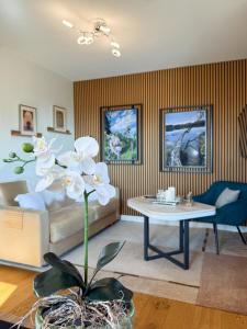 a living room with a bed and a table at Apartment Wohlfühlplatzl - urgemütlich & ruhig in Vogtareuth