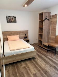 Postel nebo postele na pokoji v ubytování Gasthaus Engel