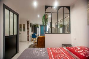 a bedroom with a bed and a mirror on the wall at Entre plages et centre-Ville in La Ciotat