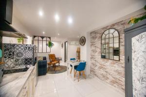 a kitchen and living room with a table and chairs at Entre plages et centre-Ville in La Ciotat