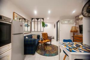 a living room with a couch and a table at Entre plages et centre-Ville in La Ciotat